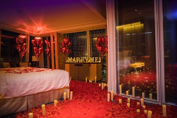 Heiratsantrag Premium – Luxus-Suite mit Rosenweg, Lichterketten & Willst du mich heiraten Ballons